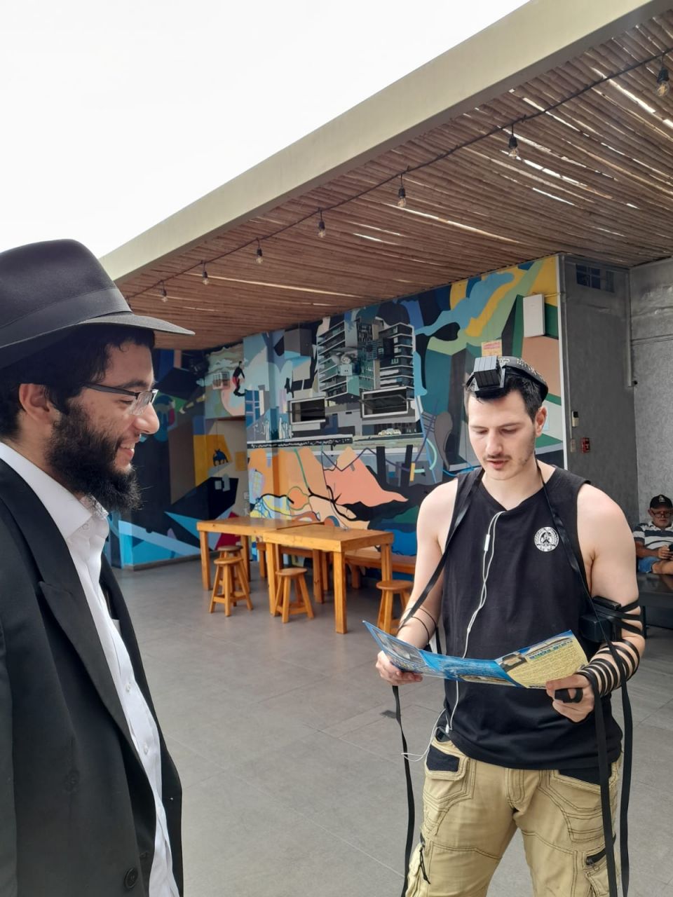 הנחת תפילין ליהודי מזדמן באמצע הרחוב